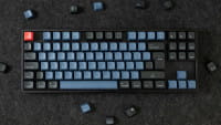 TAT Keychron K8 Pro - Gaming-Tastatur schwarz/blau, DE-Layout, Gateron G Pro Brown, Hot-Swap, PBT